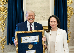 Machado consegna il Nobel a Trump: la medaglia s&igrave;, il premio no