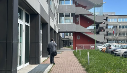 Una frase fuori posto, poi calci e schiaffi. Il giudice di Ivrea lo condanna a quattro mesi di carcere