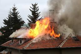 Fiamme sul tetto in via Salvemini a Venaria Reale: mansarda distrutta, un operaio intossicato