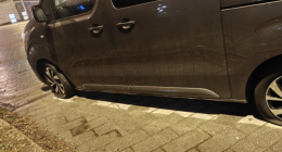 Gomme tagliate al minibus del Palaghiaccio di Pinerolo