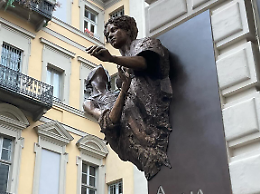 Torino dedica il suo primo monumento a una donna: Giulia di Barolo scolpita nell&rsquo;abbraccio dell&rsquo;accoglienza