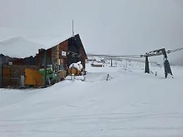 Neve senza tregua tra Torinese e Cuneese, le montagne imbiancate resistono e la quota scende ancora