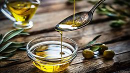 Quasi 500 milioni per salvare l&rsquo;olio extravergine italiano: pronto il piano nazionale che ridisegna il futuro del settore