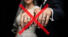 Sposarsi? In Italia non va pi&ugrave; di moda: crollano le nozze, sparisce il rito e l&rsquo;amore aspetta sempre pi&ugrave; a lungo