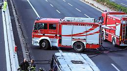Carro attrezzi in fiamme a Torino, paura in corso Marche davanti alla banca