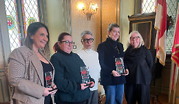 Concorso "Vetrina di Natale". Vince la farmacia: il commercio di Ivrea ha bisogno dell'aspirina