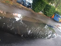 Via Bellini, la strada a met&agrave;: pubblica per i cittadini, invisibile per il Comune