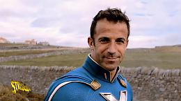 Del Piero si trasforma in supereroe e sbarca a Striscia la Notizia, Capitan Alex pronto a colpire a pallonate
