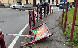 A Ivrea il colmo di una transenna "transennata" da giorni. Disabili e pedoni in strada