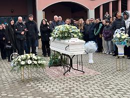 Una bara bianca, i palloncini azzurri al cielo e un vuoto enorme: lacrime e dolore per l&rsquo;addio a Mark (VIDEO)