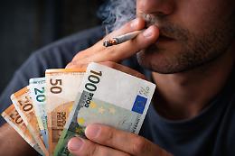 Fumi? Ora ti costa caro: cinque euro in pi&ugrave; su ogni pacchetto di sigarette