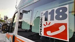 Furgone fuori controllo all&rsquo;incrocio: paura a Torino, auto parcheggiata travolta e aiuola distrutta