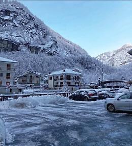 La neve prende il Piemonte alla gola: fiocchi intensi sulle Alpi, accumuli diffusi e paesaggi imbiancati fino al Cuneese