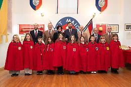 Cerimonia della vestizione: i dieci Abb&agrave; in posa per il Carnevale di Ivrea