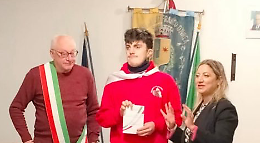 Coscritti in Municipio dopo la notte di festa: a Borgofranco la Costituzione passa di mano