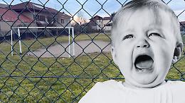 Erba ricresciuta, cancelli ancora chiusi: a Caselle Torinese il parco giochi resta off-limits e le famiglie chiedono risposte