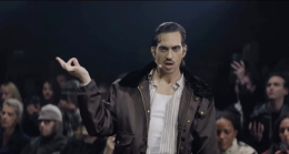 Mahmood sorprende Parigi con &ldquo;Mo&euml;t&rdquo;: l&rsquo;inedito svelato in passerella tra amore irrisolto e fuga interiore (VIDEO)