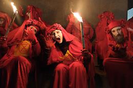 &ldquo;Governi ecovandali, Olimpiadi ecocide&rdquo;: a Torino la protesta muta contro i Giochi Invernali (FOTO e VIDEO)