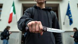 Dai coltelli al machete, l&rsquo;incubo entra in aula: la scuola italiana non &egrave; pi&ugrave; un luogo sicuro
