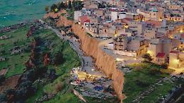 "L&rsquo;intera collina sta crollando". Enorme frana di 4 km inghiotte un paese. Oltre 1500 gli sfollati: 