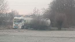 Tir di traverso e strada bloccata a Settimo Torinese: via Fornaci chiusa