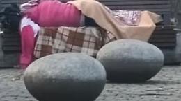 Giardino pubblico ridotto a dormitorio e piazza di spaccio, cresce l&rsquo;allarme alle Tre Lanterne