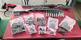 Hashish e fucili da guerra nascosti sotto casa a Borgaro: arsenale scoperto in una cantina occupata abusivamente