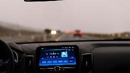 Provoca un incidente e scappa: un&rsquo;auto si ribalta sulla ex statale dei Giovi