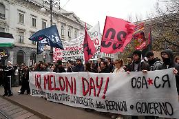 Posacenere lanciato in piazza , il confine tra protesta e reato: otto mesi al giovane del &ldquo;No Meloni Day&rdquo;