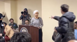 Deputata Dem spruzzata con una siringa mentre attacca l&rsquo;ICE. Trump: &ldquo;Ha organizzato tutto lei&rdquo; (VIDEO)