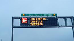 Incidente all&rsquo;alba sulla tangenziale di Torino, traffico in tilt tra Caselle e Borgaro e la rabbia di chi resta bloccato ogni giorno