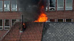 Incendio sul tetto di un palazzo in via Venaria: fumo visibile a distanza e quartiere paralizzato