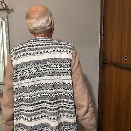 Anziano aggredito e rapinato in pieno giorno, lasciato solo tra urla e silenzi