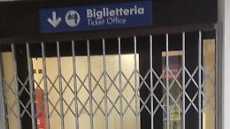 Biglietteria chiusa a Settimo Torinese: polemiche e problemi per pendolari e utenti