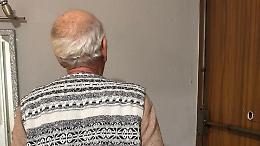 Anziano aggredito e rapinato in pieno giorno, lasciato solo tra urla e silenzi