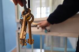 Aggressione e incendi in carcere a Torino, due agenti feriti e un padiglione sotto assedio