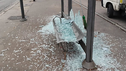 Pensilina distrutta in zona Regio Parco prima del corteo, scoppia la polemica politica a Torino