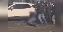 Guerriglia a Torino dopo il corteo per Askatasuna: poliziotto aggredito, scontro politico sulla sicurezza