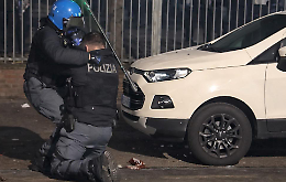 Poliziotto massacrato a martellate a Torino: il video della guerriglia per Askatasuna