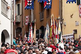 Se gli adulti "rubano le caramelle ai bambini"...  Alzata degli Abb&agrave;: che vergogna...