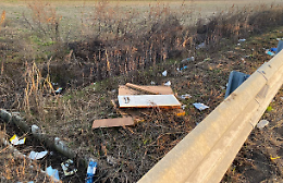 Rifiuti e degrado lungo la circonvallazione di Caluso: nulla &egrave; cambiato