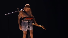 Justin Bieber torna sul palco dopo quattro anni e spiazza tutti ai Grammy 2026 con un&rsquo;esibizione in boxer (VIDEO)