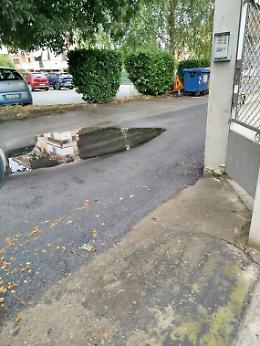 La strada di nessuno: privata sulla carta, abbandonata nei fatti