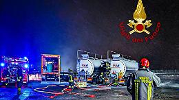 Cisterna con sostanze pericolose si stacca in galleria sull&rsquo;A32: autostrada bloccata e notte di emergenza (FOTO)