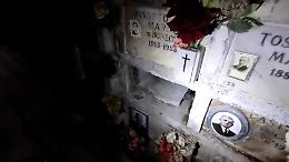Tomba profanata al Monumentale di Torino, lapide spaccata e bara estratta: caccia ai ladri di gioielli