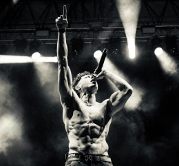 Shade non ci sta e sputa la verit&agrave; in faccia al presente: &ldquo;Che schifo&rdquo;