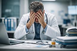 Emergenza cancro: 8 giovani oncologi su 10 in burnout, reparti soffocati