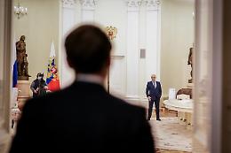 La Francia riapre il canale con Mosca: Emmanuel Macron manda Emmanuel Bonne da Vladimir Putin per rimettere l&rsquo;Europa nella partita sull&rsquo;Ucraina