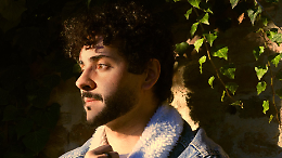 Andrea Crimi riparte &ldquo;Dietro gli ostacoli&rdquo;: il nuovo singolo tra fragilit&agrave;, musica e rinascita