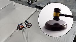 Bici lanciata gi&ugrave; dai Murazzi: 45enne rinviato a giudizio, processo a marzo